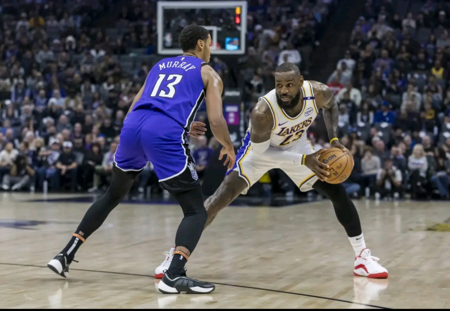 詹姆斯巅峰对决，萨拉赫与30激战湖人分钟，绝杀胜负难料！